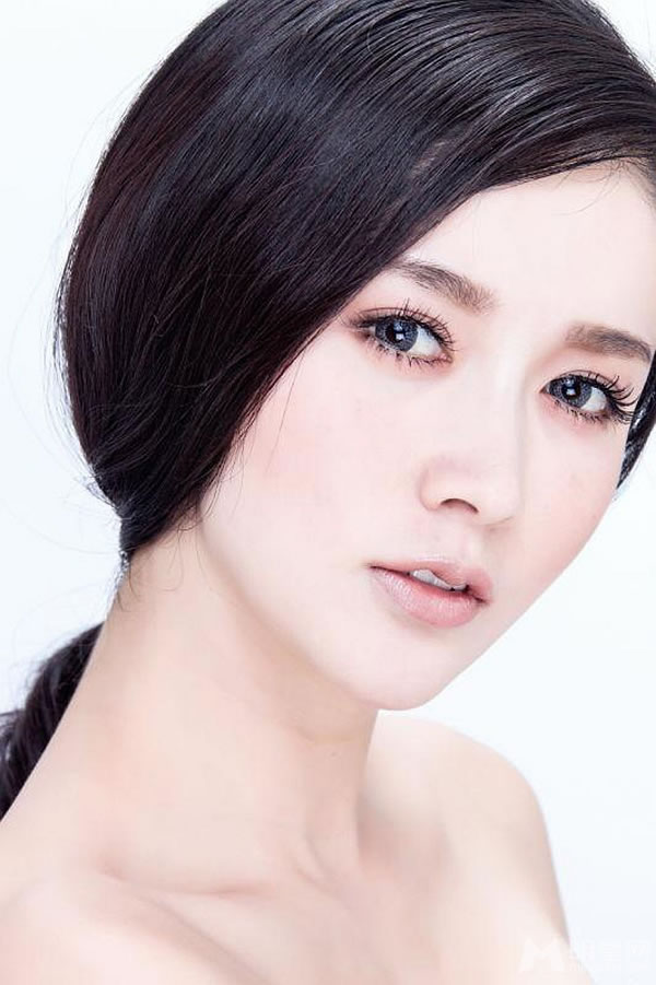 演员李艾瑾最新写真妩媚妖艳获赞_图-1