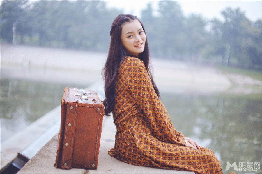 王瑞子秋日浪漫写真长发飘飘闲适温暖_图-6