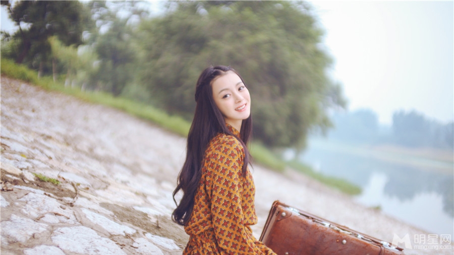 王瑞子秋日浪漫写真长发飘飘闲适温暖_图-5
