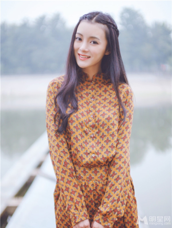 王瑞子秋日浪漫写真长发飘飘闲适温暖_图-4