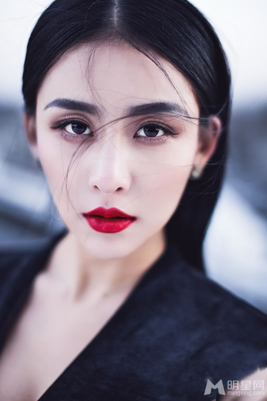 贾青高冷写真微露酥胸性感至极_图-1