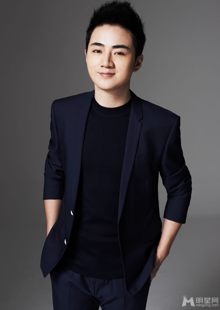 余少群西服写真帅气十足彰显暖男气质_图-1