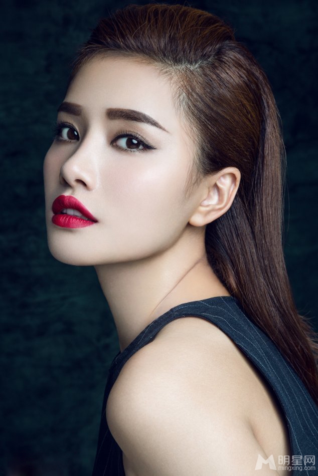 易易紫魅惑写真复古红唇彰显性感_图-3