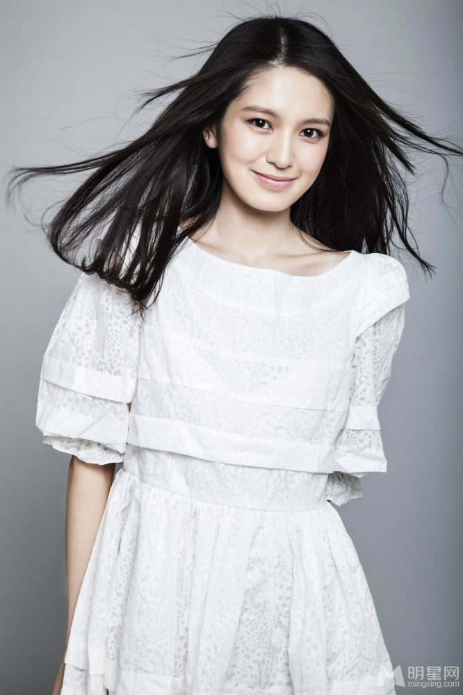 肖茵纯白写真曝光气质清新如邻家少女_图-1
