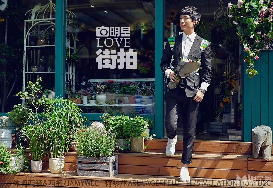 陈楚生黑白街拍演绎潮爸风范_图-1