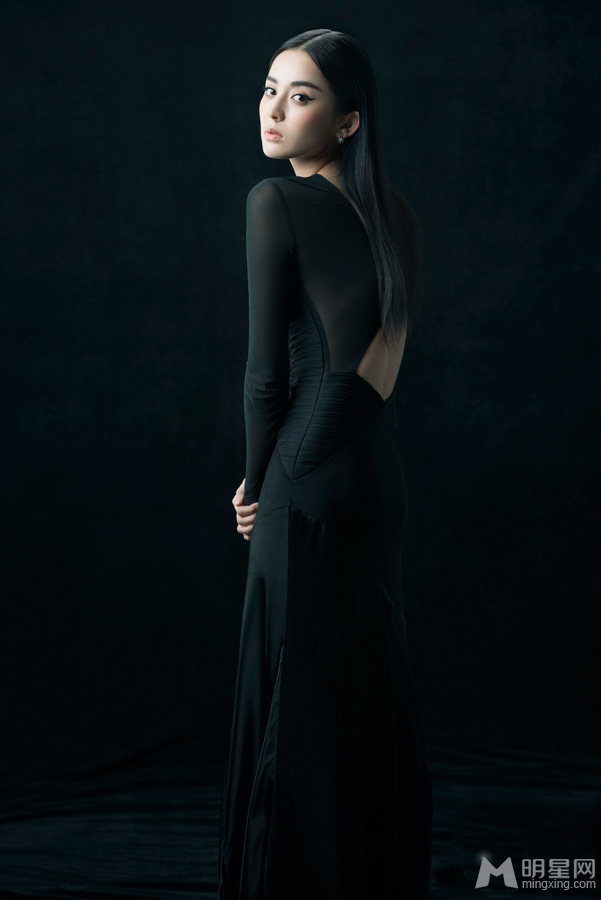 娜扎冷艳写真紧身黑裙展S曲线_图-5