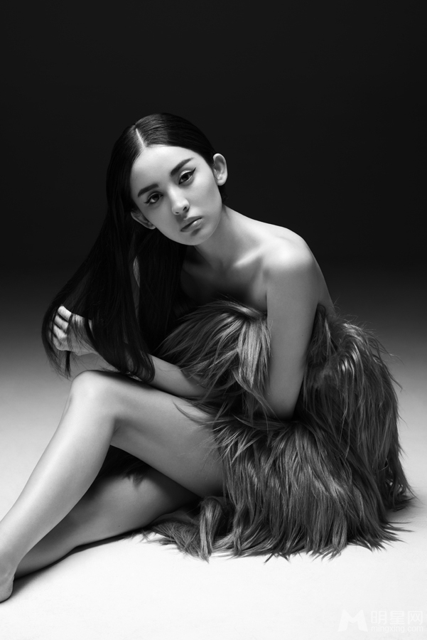 娜扎冷艳写真紧身黑裙展S曲线_图-2