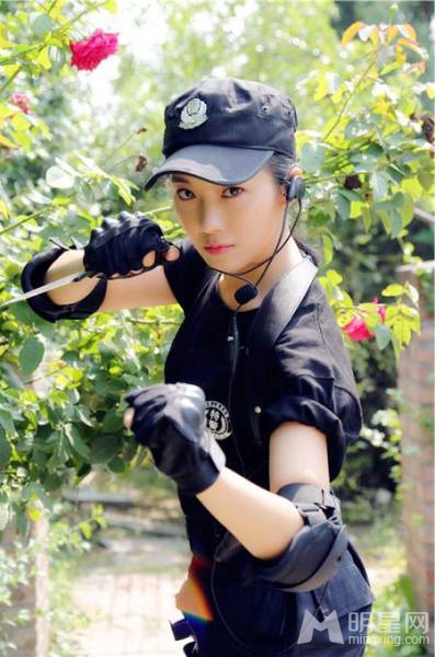 菅韧姿军装写真英姿飒爽潇洒女兵_图-3