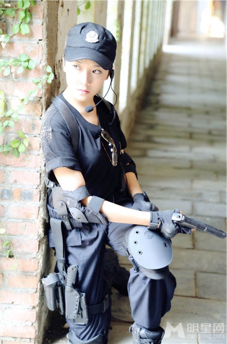 菅韧姿军装写真英姿飒爽潇洒女兵_图-4