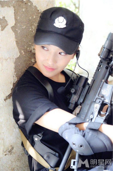 菅韧姿军装写真英姿飒爽潇洒女兵_图-2