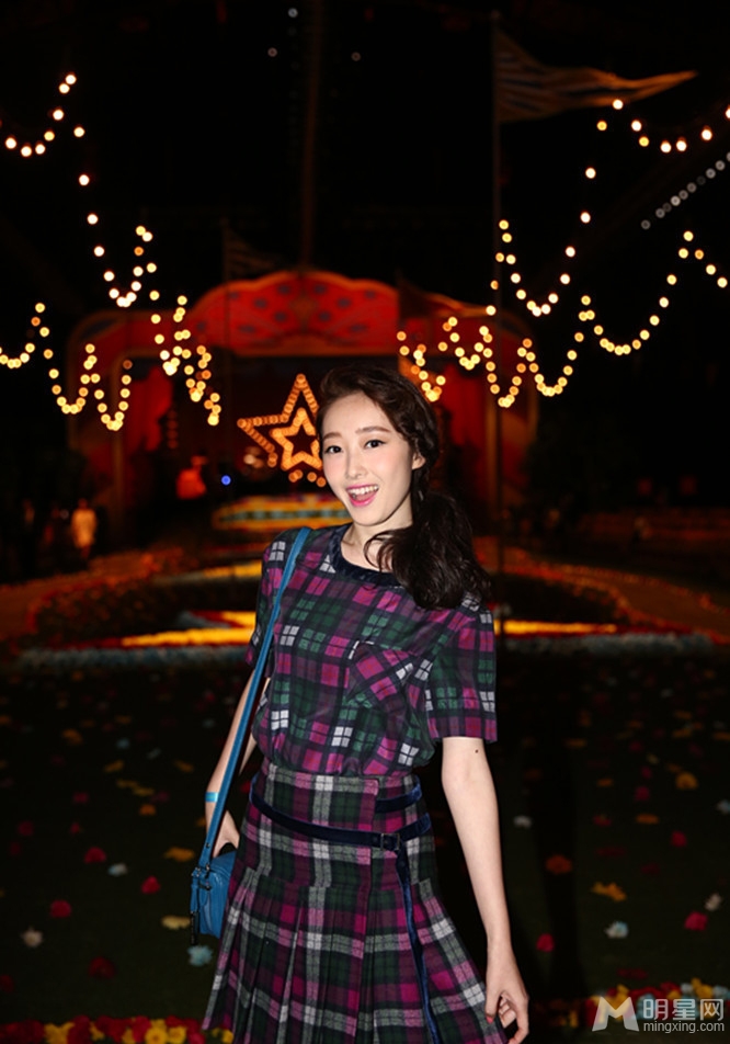 蒋梦婕格子裙装漫步纽约娇俏活力展个性_图-4