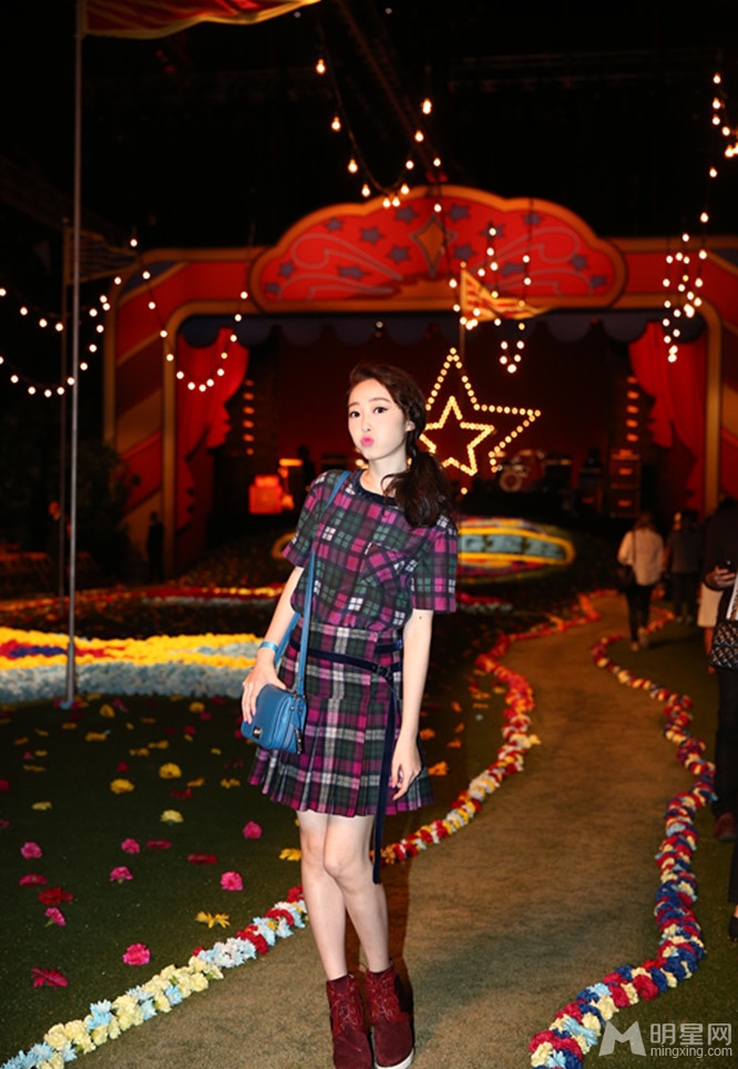 蒋梦婕格子裙装漫步纽约娇俏活力展个性_图-2