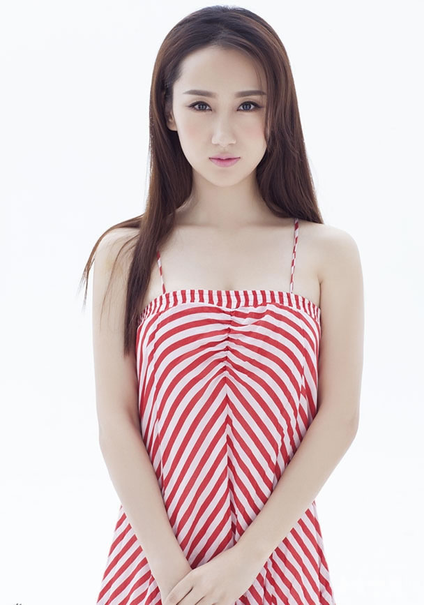 女星高阳靓丽写真尽显温婉气质_图-1