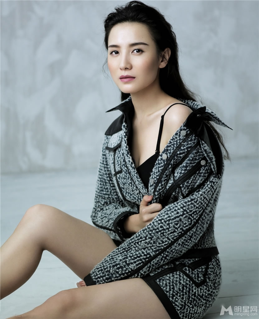 小宋佳冷艳写真小露香肩慵懒高冷_图-1