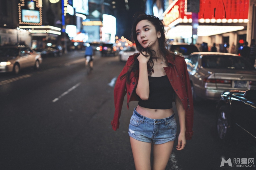 娄艺潇纽约冷艳写真小露水蛇蛮腰_图-4