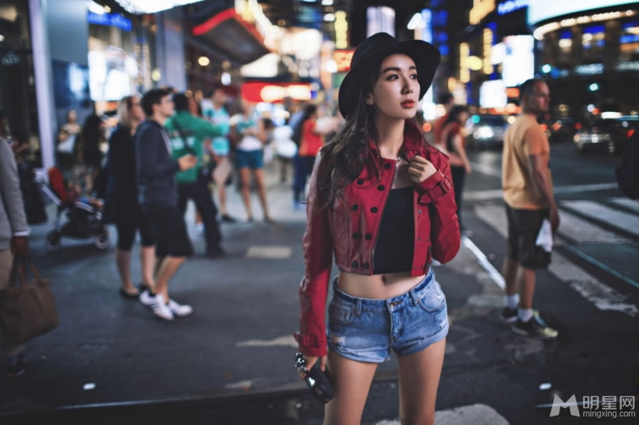娄艺潇纽约冷艳写真小露水蛇蛮腰_图-1
