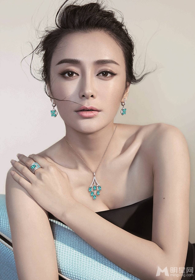 秦岚熟女写真秀香肩展气质_图-8