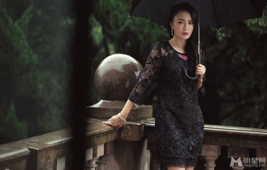 秦岚熟女写真秀香肩展气质_图-3