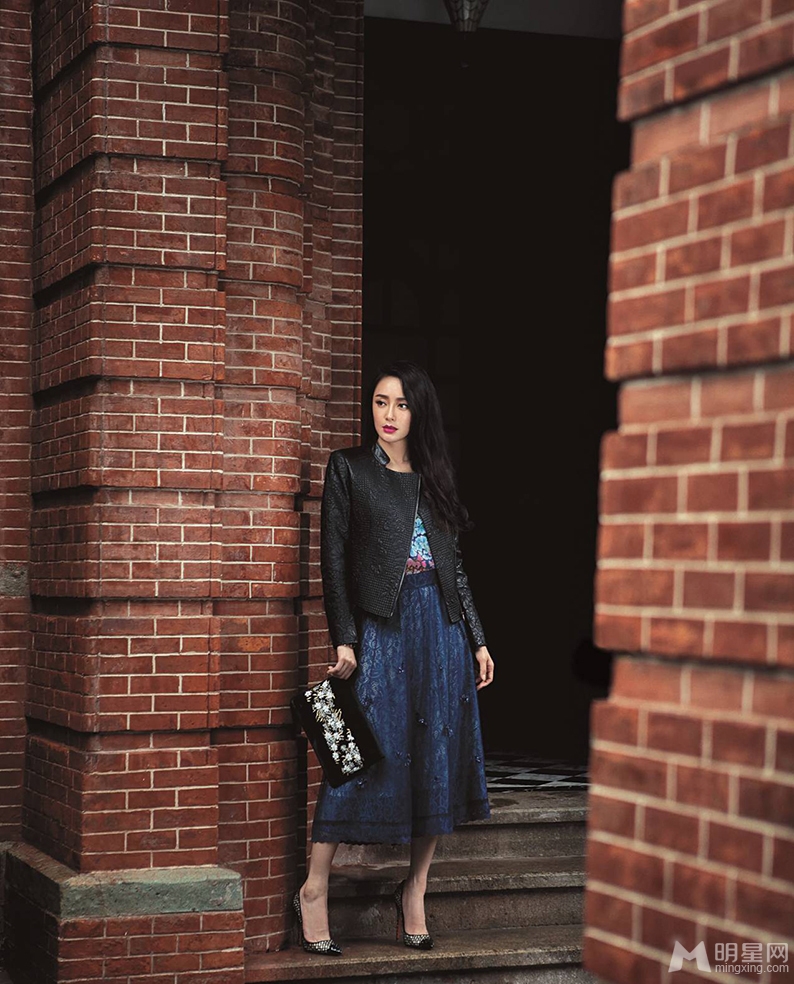 秦岚熟女写真秀香肩展气质_图-2