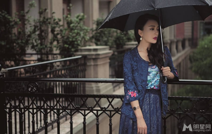 秦岚熟女写真秀香肩展气质_图-1