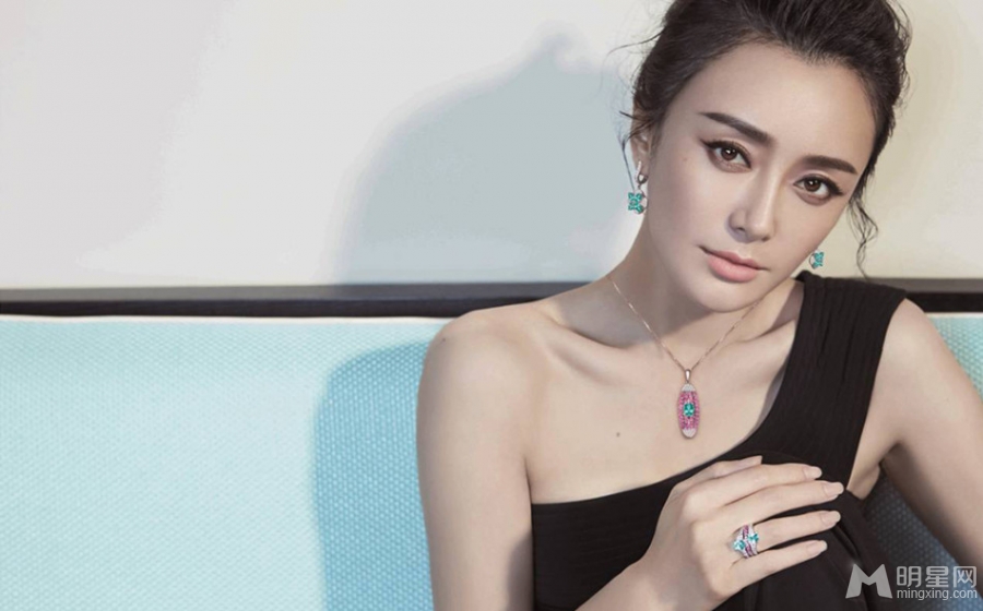 秦岚熟女写真秀香肩展气质_图-5