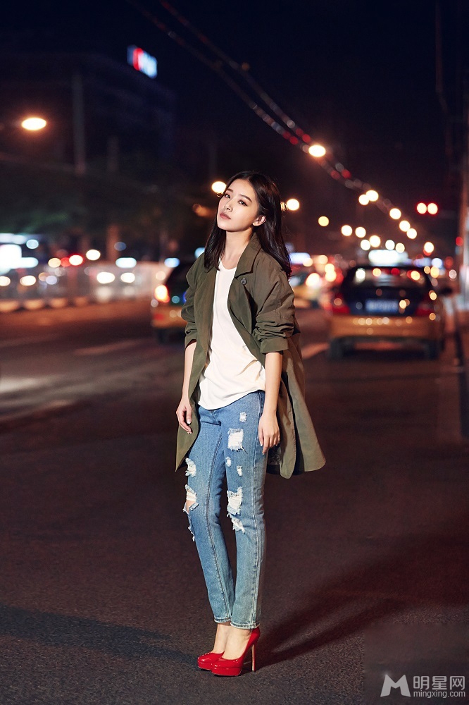 阚清子街头写真大秀美腿_图-8