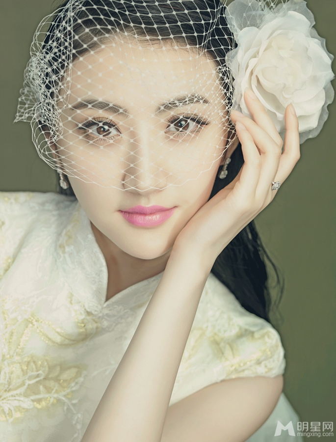 景甜浪漫婚纱写真薄纱遮面尽显娇羞_图-11