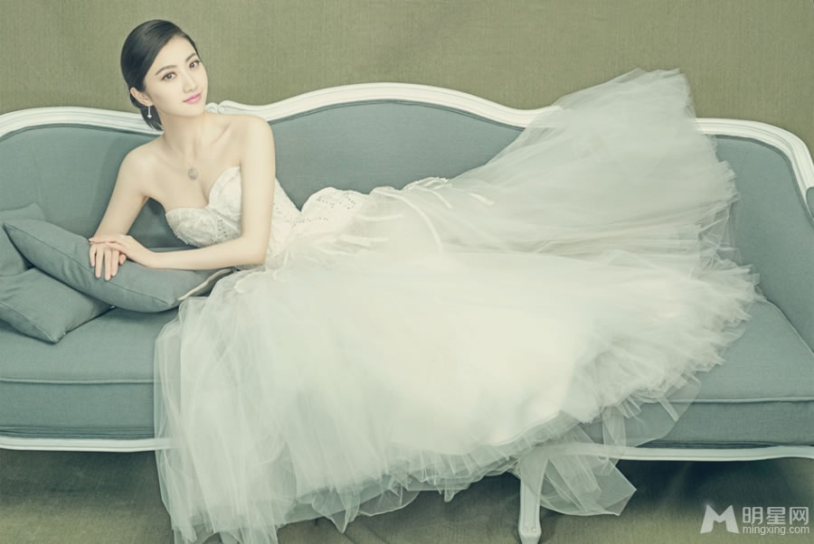 景甜浪漫婚纱写真薄纱遮面尽显娇羞_图-1