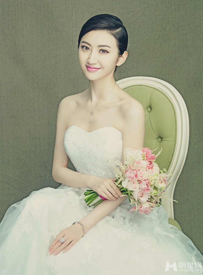 景甜浪漫婚纱写真薄纱遮面尽显娇羞_图-2