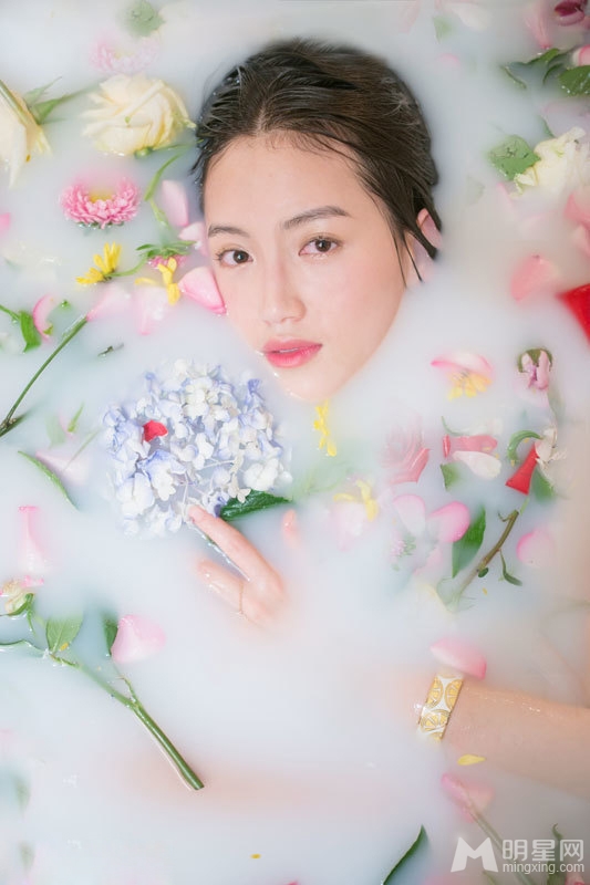 苏青另类写真置身鲜花浴显诱惑_图-4