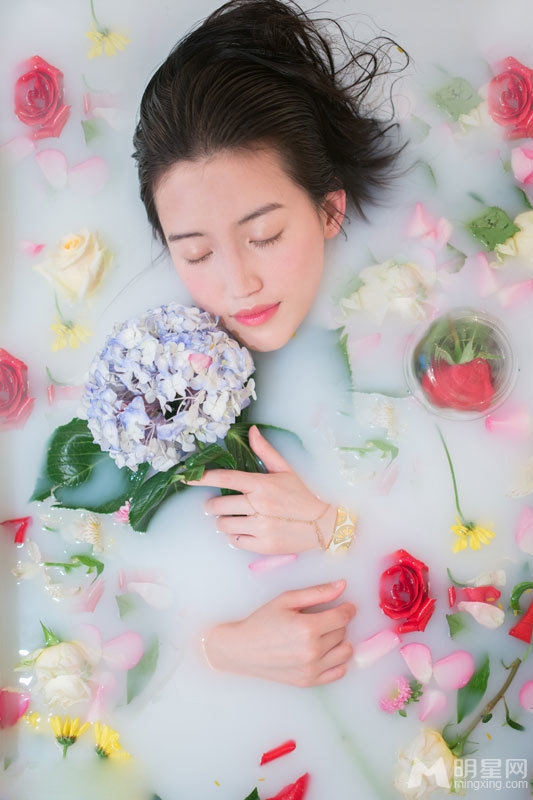 苏青另类写真置身鲜花浴显诱惑_图-2
