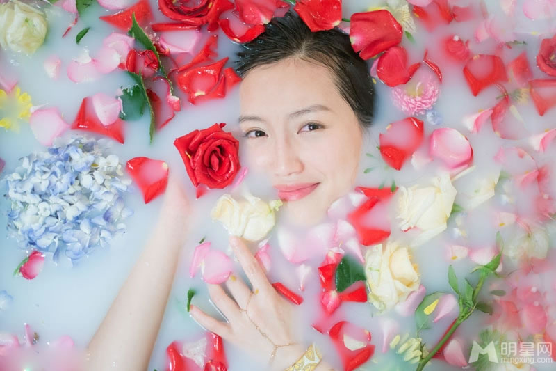 苏青另类写真置身鲜花浴显诱惑_图-1