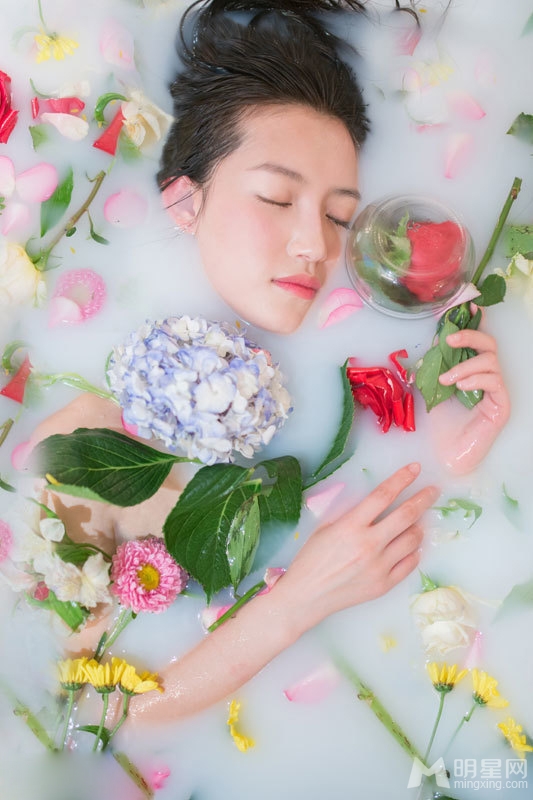 苏青另类写真置身鲜花浴显诱惑_图-3