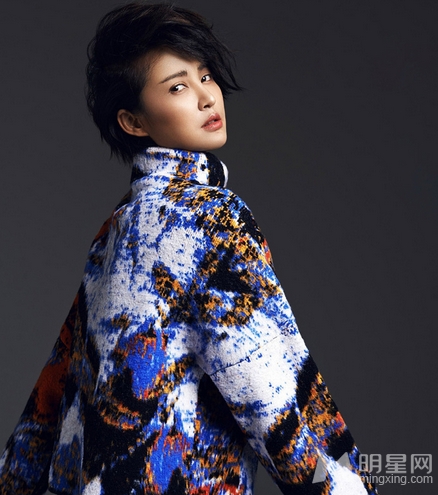张歆艺裸背秀身姿精致妆容展现完美自我_图-13