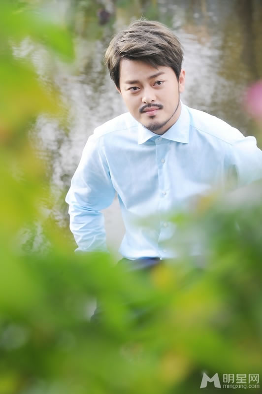 金贵晟新歌宣传写真化身爱情代言人_图-1