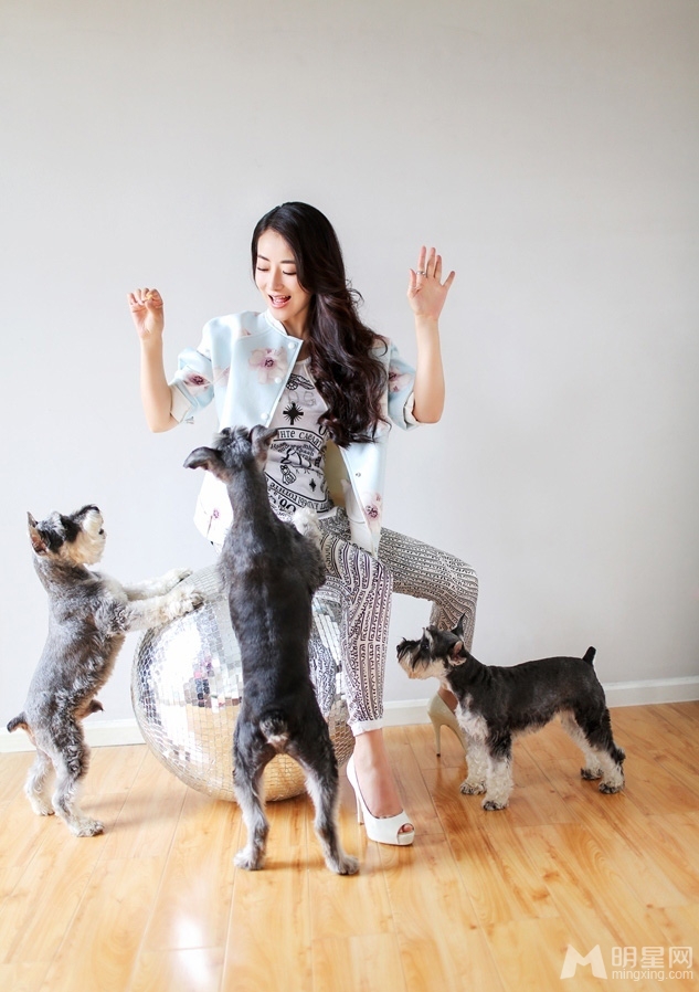 陈紫函家居写真曝光与爱犬嬉戏欢乐无限_图-5