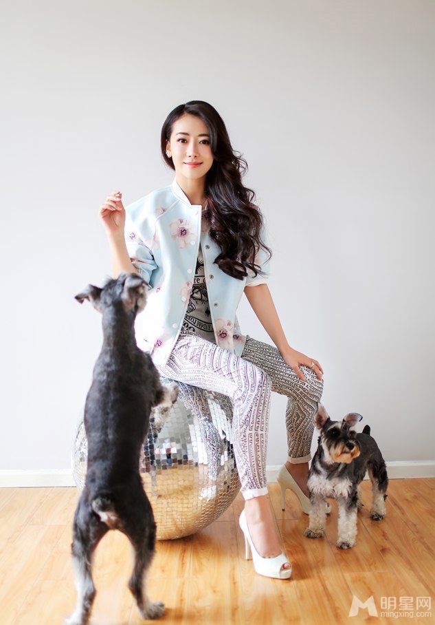 陈紫函家居写真曝光与爱犬嬉戏欢乐无限_图-3