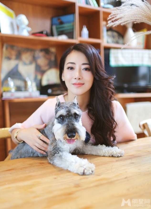 陈紫函家居写真曝光与爱犬嬉戏欢乐无限_图-4