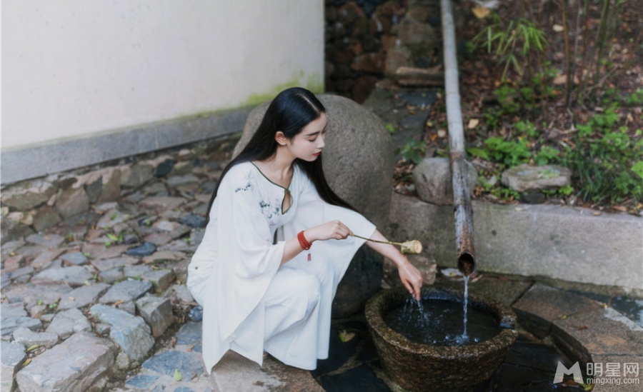 张辛苑唯美写真曝光白衣出镜宛若仙子_图-3