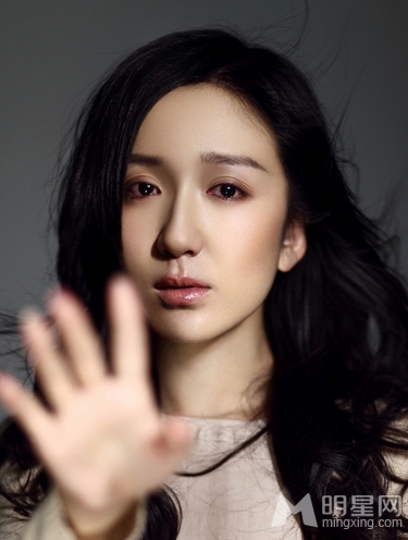 娄艺潇情感写真曝光满面愁容催人泪下_图-3