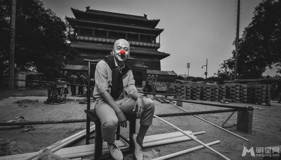 包贝尔黑白写真曝光格子衬衫现代感十足_图-3