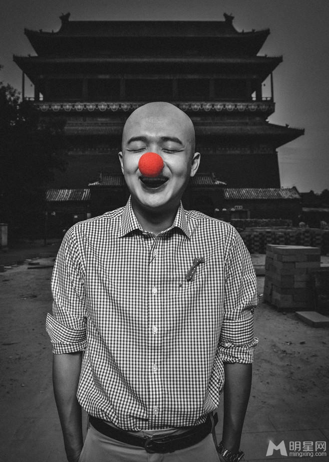 包贝尔黑白写真曝光格子衬衫现代感十足_图-2