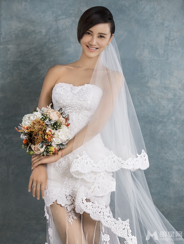 张歆艺婚纱写真曝光大展迷人笑容惹人爱_图-4