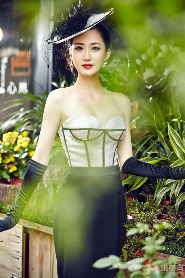 司珂华贵妇写真名媛范儿吸引眼球_图-1