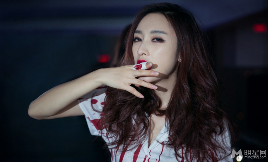 张俪万圣节写真曝光把玩针筒大胆出位_图-5