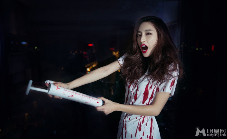 张俪万圣节写真曝光把玩针筒大胆出位_图-2
