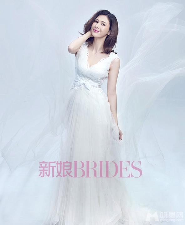 童蕾披婚纱登封面满面笑脸幸福洋溢_图-3
