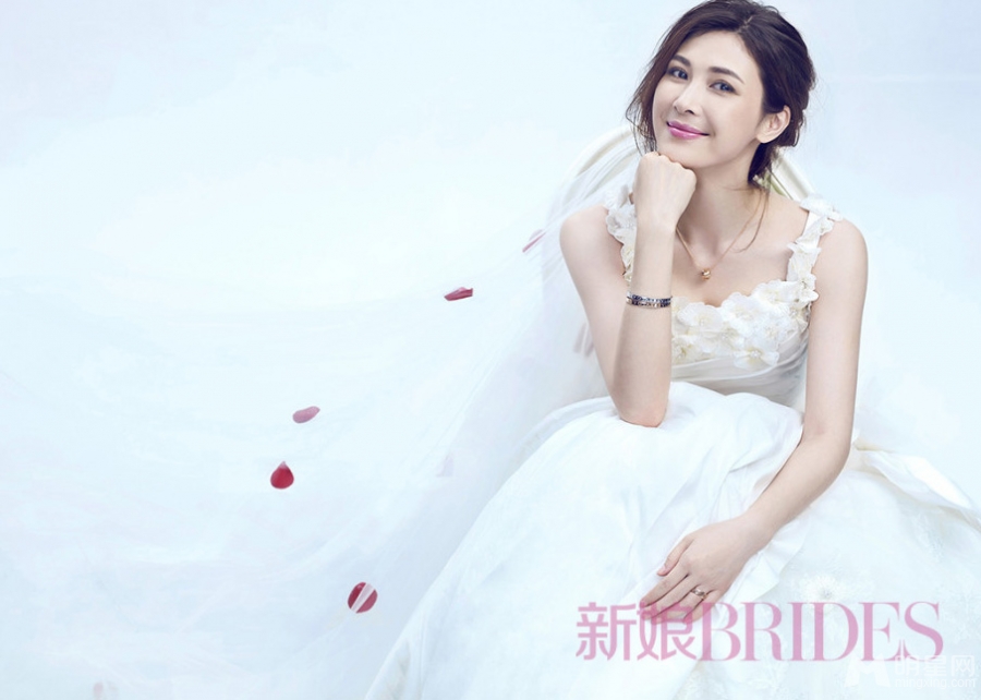 童蕾披婚纱登封面满面笑脸幸福洋溢_图-4