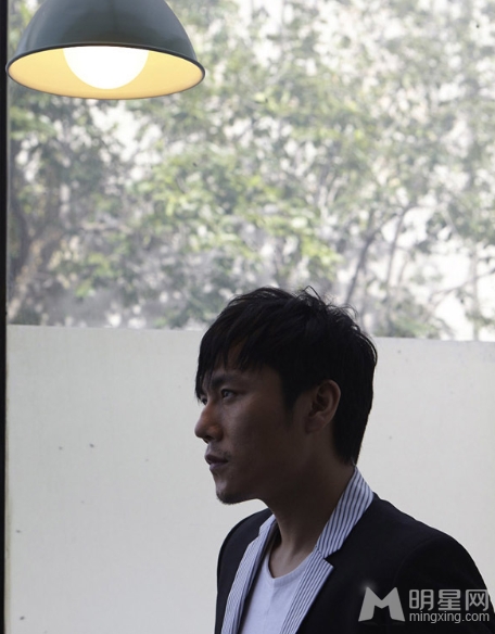 秦昊半裸写真曝光沉稳内敛尽展熟男魅力_图-2
