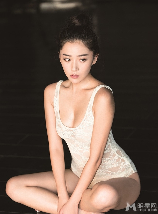 阚清子魅惑登男人装火辣身姿引人遐想_图-5